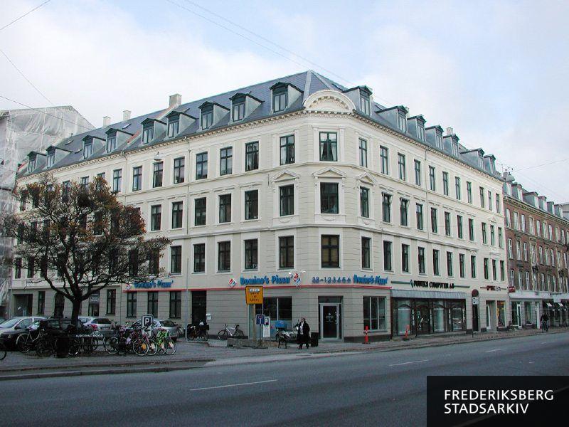 Hjørneejendommen Roarsvej 2-4 og Falkoner Allé 47 med Domino's Pizza, Føniks Computer A/S og optikerforretningen Optikhuset i november 2007