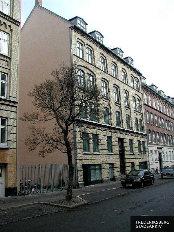 Ejendommen Rolfsvej 10 med partikontor for Socialdemokratiet på Frederiksberg i kælderlokalerne i 2004