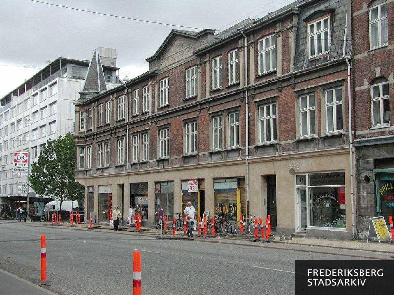 Falkonerhuset på Rolighedsvej 15-17 og Falkonergårdsvej 2 i 2006, hvor der var vejarbejde. Tøjbutikken LaRopa, Pyntebutikken m.fl. ses i stueetagen
