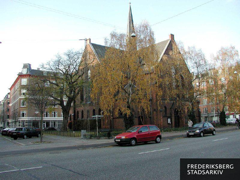 Sankt Thomas Kirke med ejendomme på L.I. Brandes Allé i baggrunden til venstre