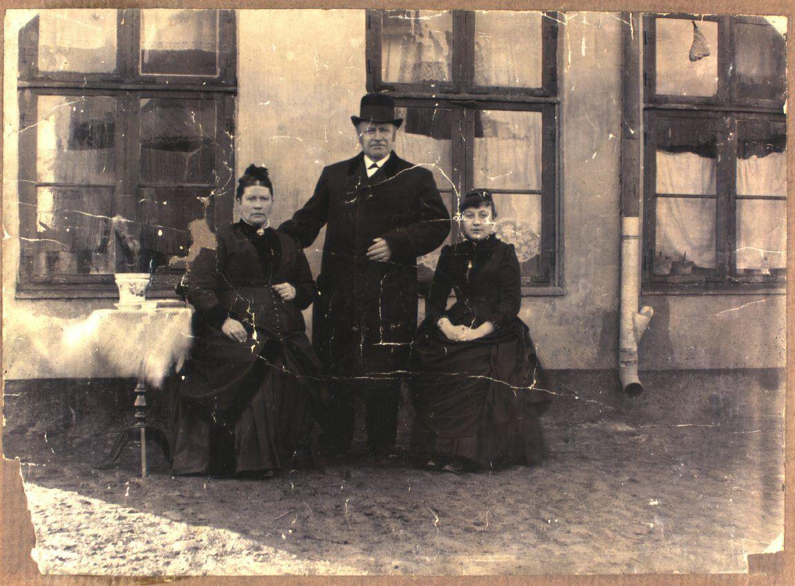 Formodentlig (?) vognmand og latrinentrepenør Berthelsen fotograferet med kone og datter i gården