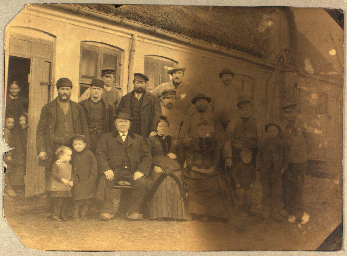 Formodentlig (?) vognmand og latrinentrepenør Berthelsen fotograferet med familie, sine folk og deres børn i gården