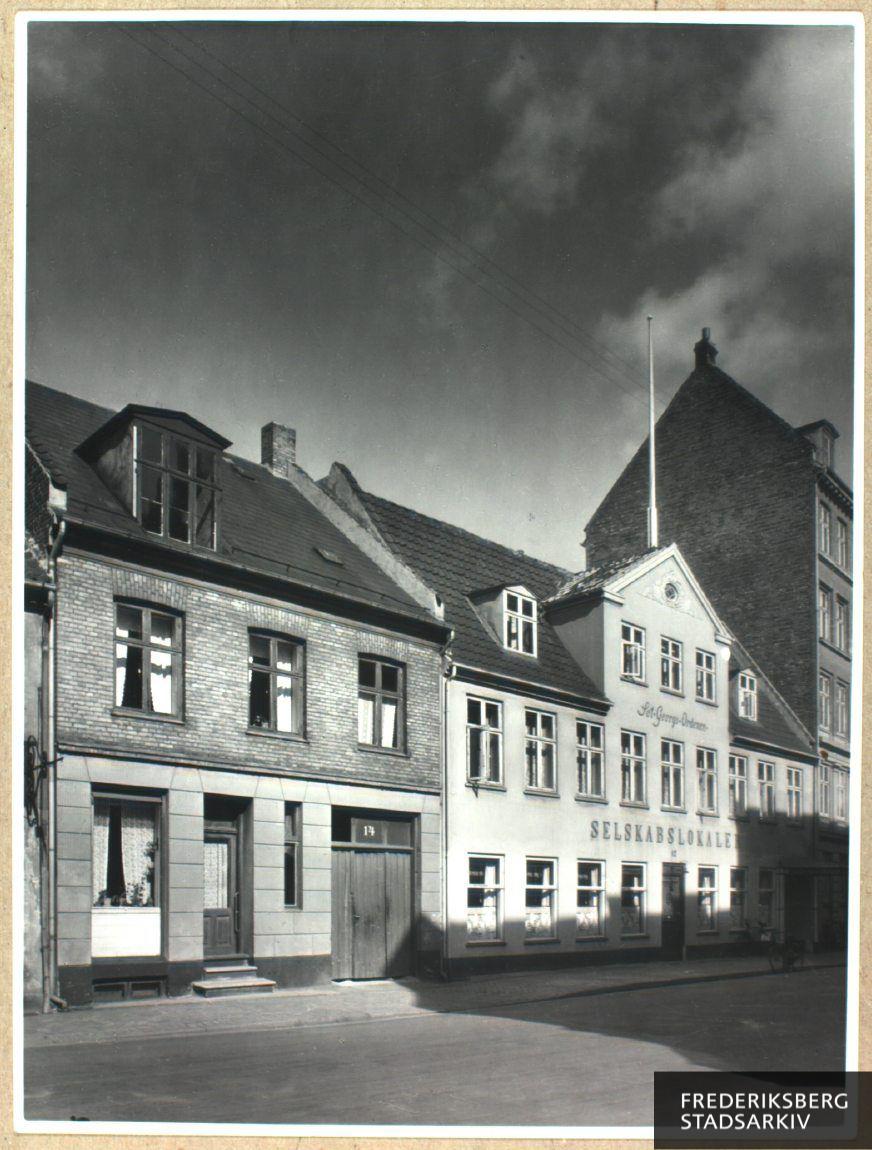 Til højre ses nr. 12 med Sankt Georg Ordenens Selskabslokaler