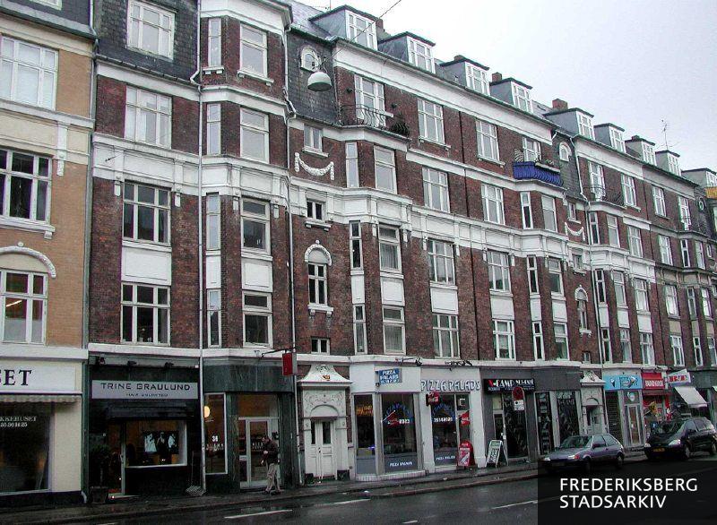 Ejendommen med Trine Graulund Hair Unlimited, Pizza Palads, Norma Vinimport, Døgnkiosk, en isbar m.v. i 2007