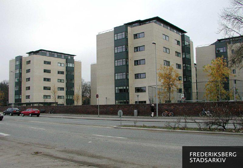 Noget af bebyggelsen Essex Park, Borgmester Fischers Vej 5A-C set fra Roskildevej bag en basketball-bane i november 2003. Nr. 5C ses længst til venstre, i midten 5B og 5A til højre