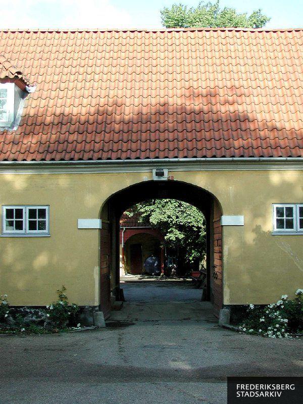 Et kig gennem porten på Materialgården på Solbjerg Kirkegård