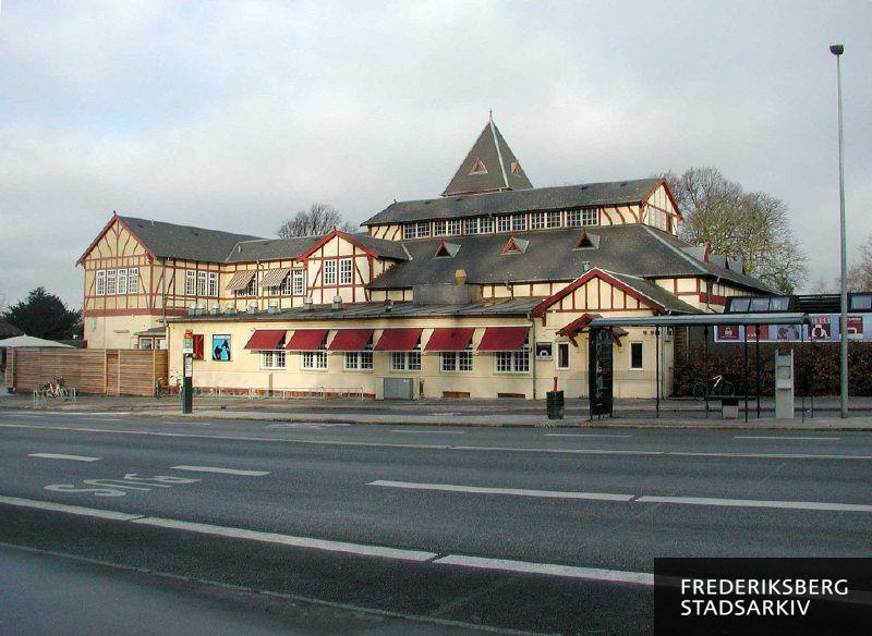 Provianten, Roskildevej 34, rummer restauranter og ligger ved siden af indgangen til Zoologisk Have, bagved ses det øverste af Zoologisk Haves tårn