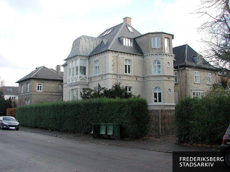 Villa Marsmann. Nr. 14 ses til venstre forrest med kobberinddækning af karnapperne, der har detaljer i bindingsværk, bagved ses nr. 16A-B