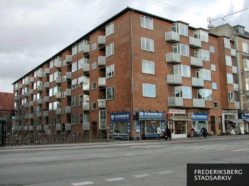 Hjørneejendommen Ved Andebakken 2-10 og Smallegade 26A i 2006 med AH Låsemontage og pizzeriaet Casa Mia i stueetagen på Smallegade
