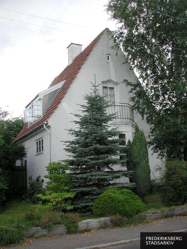 Ejendommen med karnap, altan og kvist i 2006