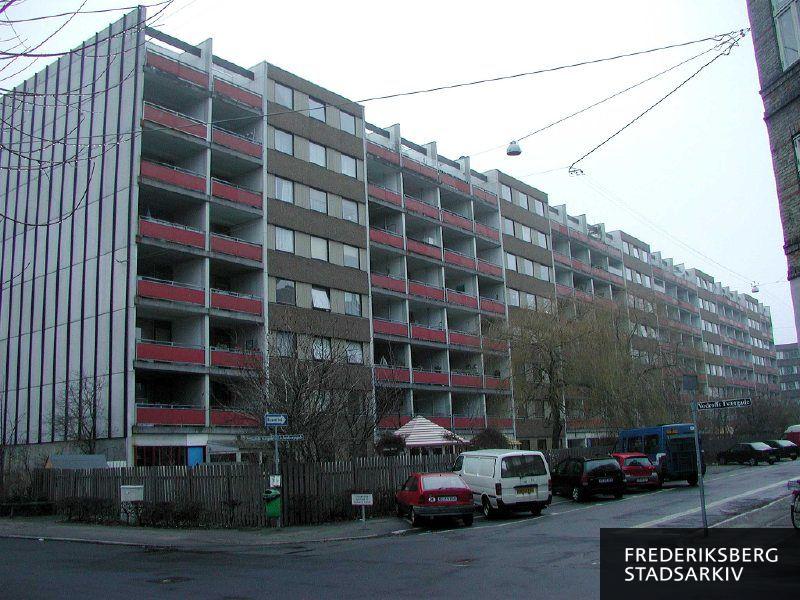 Gårdfacaden med altaner og legeplads til Elverhøj Børneringens Børnehus, en integreret institution i nr. 5C bag plankeværk ud mod Schønbergsgade