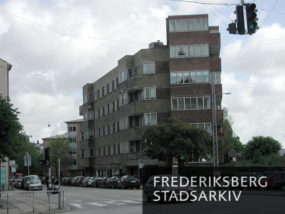 Lagkagehuset som er fredet og et kig henad Vodroffsvej med lyskurven ved Gammel Kongevej i forgrunden