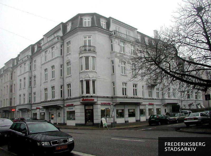 Hjørneejendommen Vodroffsvej 22-22A og Sveasvej 1 med hjørneforretningen Wiedekamm, der forhandler kontormaskiner i 2009