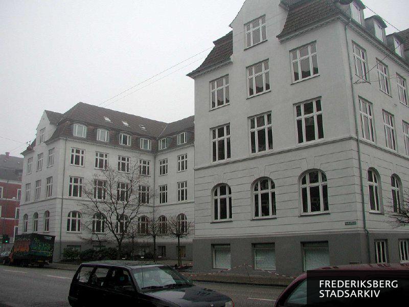 Den trefløjede ejendom Vodroffsvej 26 med parkering i gårdrummet og indgangspartier på hhv Norsvej 1 til Dansk El-Forbund og på Danasvej 5-7 til Socialdemokraterne, DSU m.fl.
