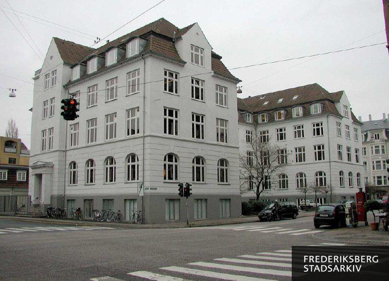 Danasvej 5-7 med partilokaler til Socialdemokraterne, deres legater, fonde og grupper i EU og Nordisk Råd samt DSU foruden foreningen Motionsnøglen. Den trefløjede ejendom har parkering på Vodroffsvej 26, og Dansk El-Forbunds indgangsparti er på Norsvej 1. Til venstre ses lidt af et ejendomskompleks med adresse på Norsvej. I forgrunden ses lyskrydset Vodroffsvej/Danasvej, længst til højre ses Norsvej 2

Dansk El-Forbunds trefløjede ejendom med parkeringspladser i gårdrummet på Vodroffsvej 26dser og ingen indgang,