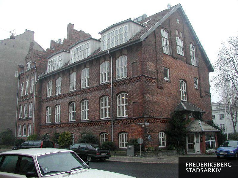 Vodroffsvej 32 har adresse på Filippavej 1 og ses med kamtakket gavl midt på bygningen, store kviste, franske altaner og stort vindfang ved indgangspartiet