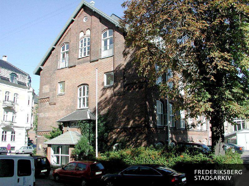 Erhvervsejendommen Vodroffsvej 32 med adressen Filippavej 1 og stort vindfang i indgangspartiet