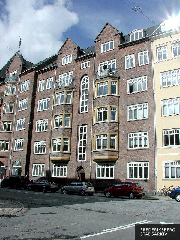Ejendommen med store frontkviste, karnapper, altaner m.m. i nybarok