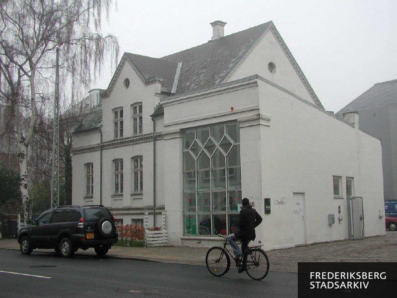 Børnehuset Sankt Jørgen, en kommunal kombineret børneinstitution med et stort, sprosset glasparti til vejen
