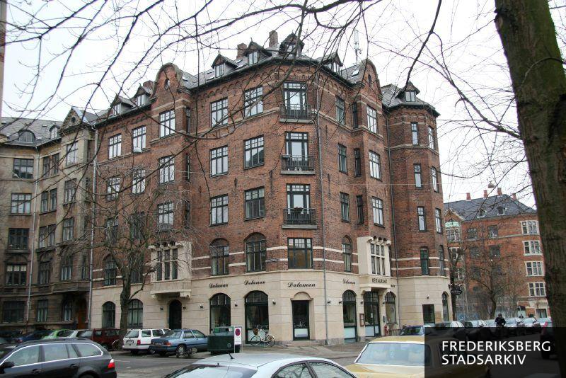 Hjørneejendommen Vodroffsvej 15 og Prinsesse Maries Allé 17 i februar 2009, hvor ejendommen er nyistandsat, og den tyrkiske Restaurant Dalaman ses på hjørnet