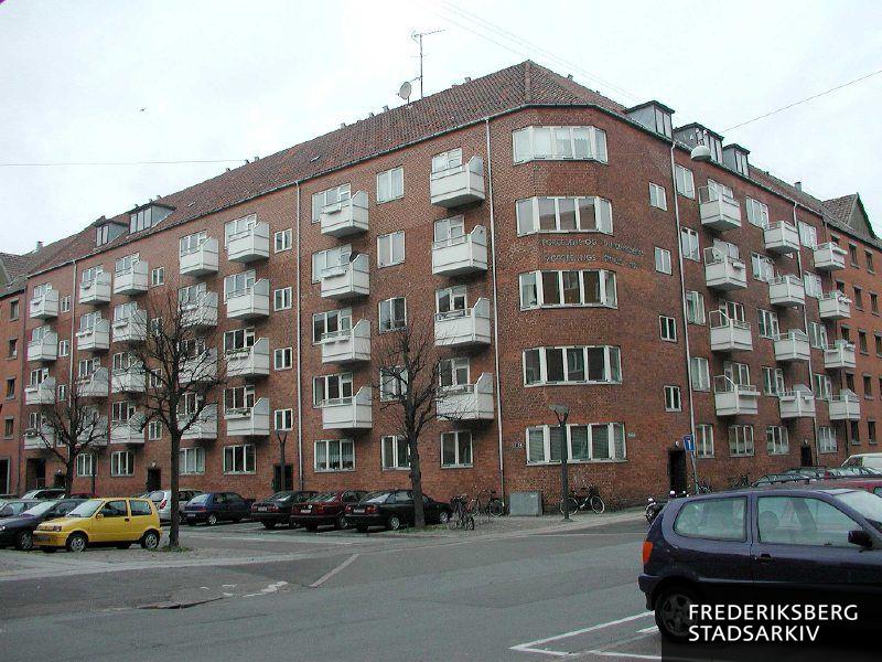 Porcelæns- & Fajancearbejdernes Fagforenings Stiftelse er hjørneejendommen på Wilkensvej 2-6 og Eversvej 7-9