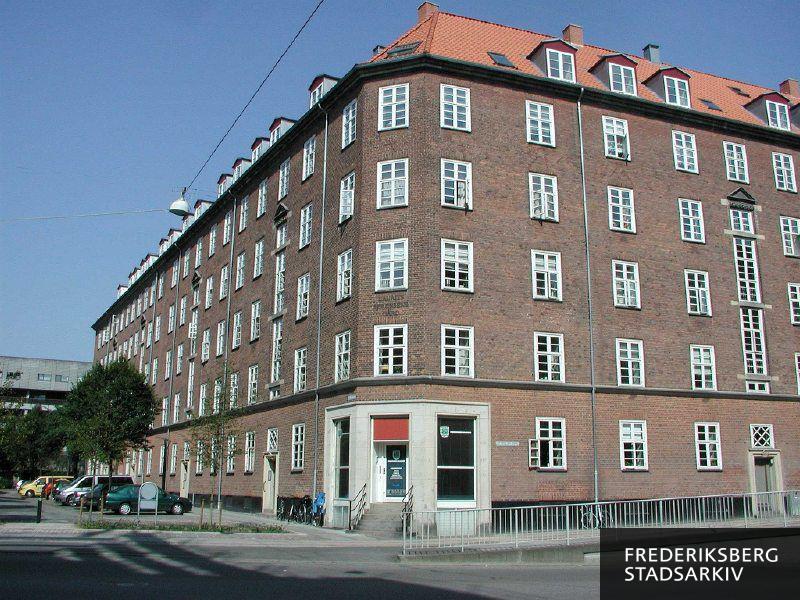 En del af bebyggelsen Laurits Sørensens Gård, på hjørnet ses ejendomskontoret Privatbo