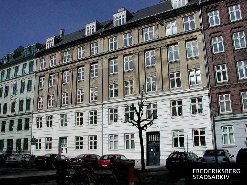 Ejendommene med pilastre eller flade piller/søjler på facaden