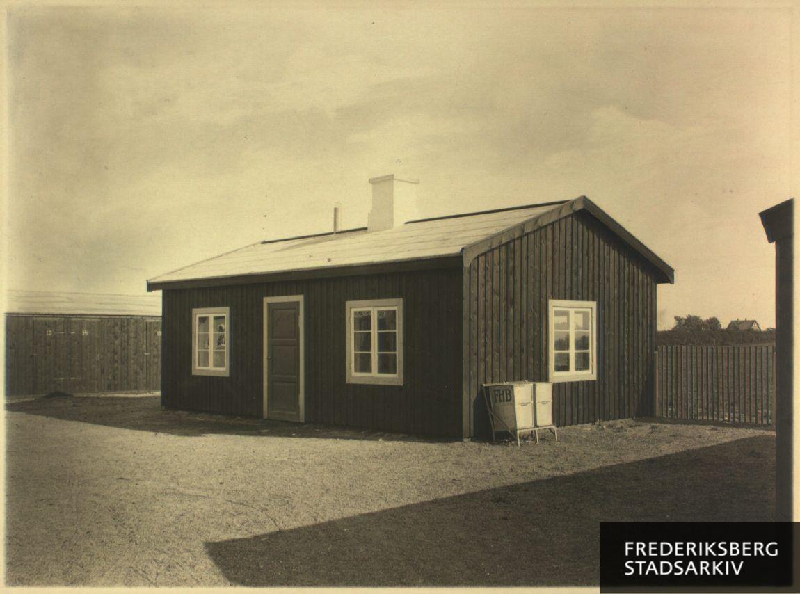 Kommunens husvildebarakker ved Finsensvej. Vaskehuset