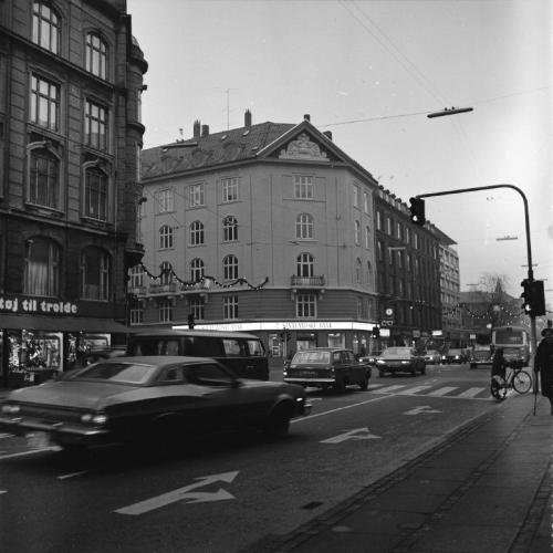 Lyskrydset Rolighedsvej, Godthåbsvej 2 og Falkoner Allé med trafik, børnetøjsbutikken Tøj til trolde en bank på hjørnet i december 1977 - kbhbilleder.dk