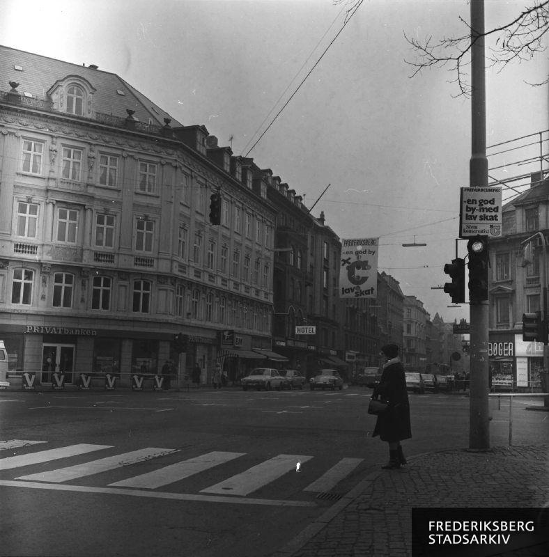 Valgplakater for Det konservative Folkeparti og Venstre i krydset Falkoner Allé og Gammel Kongevej op til kommunalvalget 7. marts 1978. Det konservative valgslogan, Frederiksberg en god by med lav skat, ses på valgplakaten, Venstres plakat viser et V, der har pil op på det venstre ben
