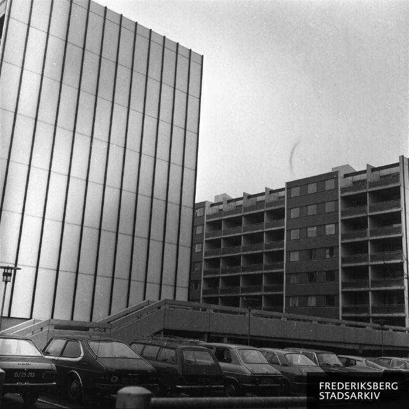 Danmarksgården, Vodroffs Tværgade 5 E set fra parkeringspladsen mellem nr. 3 og nr. 5