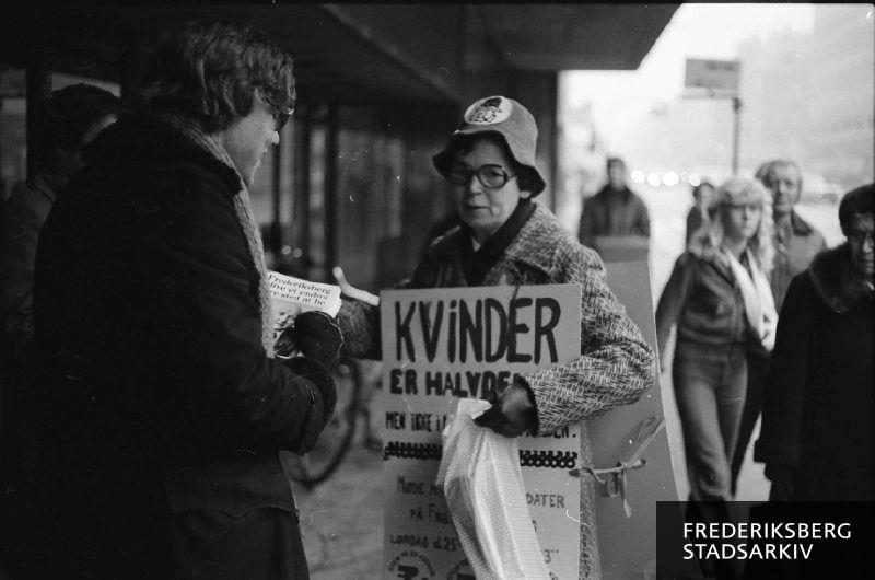 Socialdemokraterne Inger Abrahamsen og Klaus Ebbesen fører valgkamp på fortovet på Falkoner Allé op til kommunalvalget 7. marts 1978. Inger Abrahamsen har S-batch på hatten, sandwich-skiltet har teksten: "Kvinder er halvdelen men ikke i kommunalbestyrelsen. Mød de kv. kandidater lørdag 25.2. kl. 12-13 på Frederiksberg Rådhusplads." Nedenunder ses Dansk Kvindesamfunds logo og slogan: Stem på en kvinde.

 Til venstre står Klaus Ebbesen med valgpjecen, hvor Kristian Albertsen er afbildet på forsiden