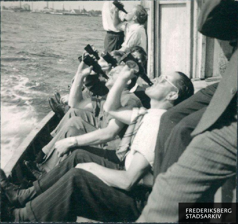 Og der skylles på række: Øltørsten slukkes med pilsnere en sommerdag på turen med båd, i forbindelse med brandfolks udflugt til Saltholm i Øresund.