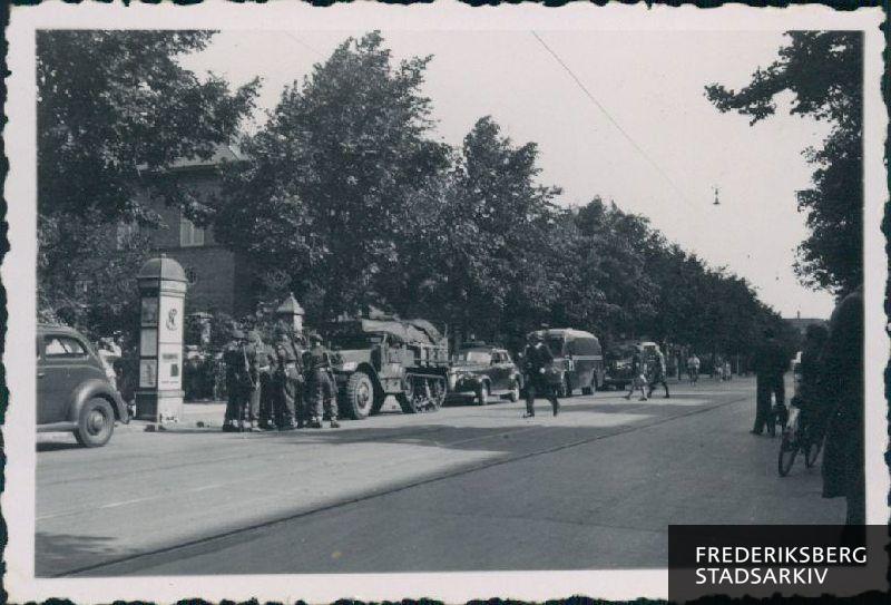 Politiets transportvogne, en kampvogn og engelske soldater på vejen foran Frederiksberg Hospital efter befrielsen 5. maj 1945