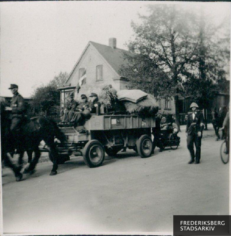 Tyske soldater på vej hjem efter befrielsen 5. maj 1945. De bevæger sig ned ad Frederiksberg Bakke på Roskildevej. Til højre følger en modstandsmand dem.