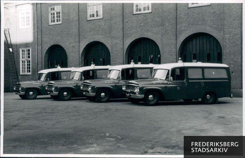 Såkaldte International-ambulancer. De blev leveret af International Harvester pr 19. august 1963. Den ene var flaskegasdreven og de resterende tre var benzindrevne.