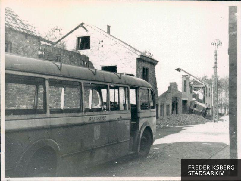 En bus fra Århus Sporveje er endt i ruinbyen ved Tinglev. I forbindelse med brandfolks kursus/øvelse i 1962 ved Tinglev.
