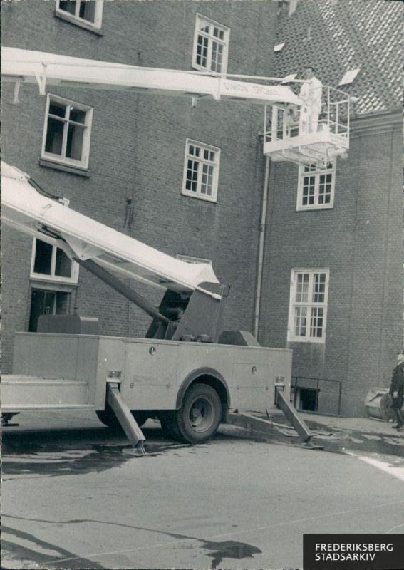 Snorkel-kranen demonstreres i brandstationens gård.