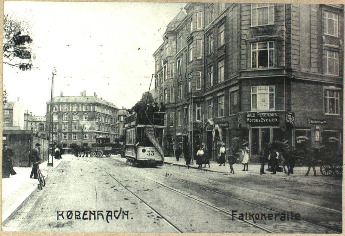Set mod nord. Til højre i billedet ses hjørneejendommen Falkoner Allé 26 og Chr. Winthers Vej 1. I baggrunden ses jernbaneoverskæringen ved Frederiksberg Station, bommen er nede og et tog passerer