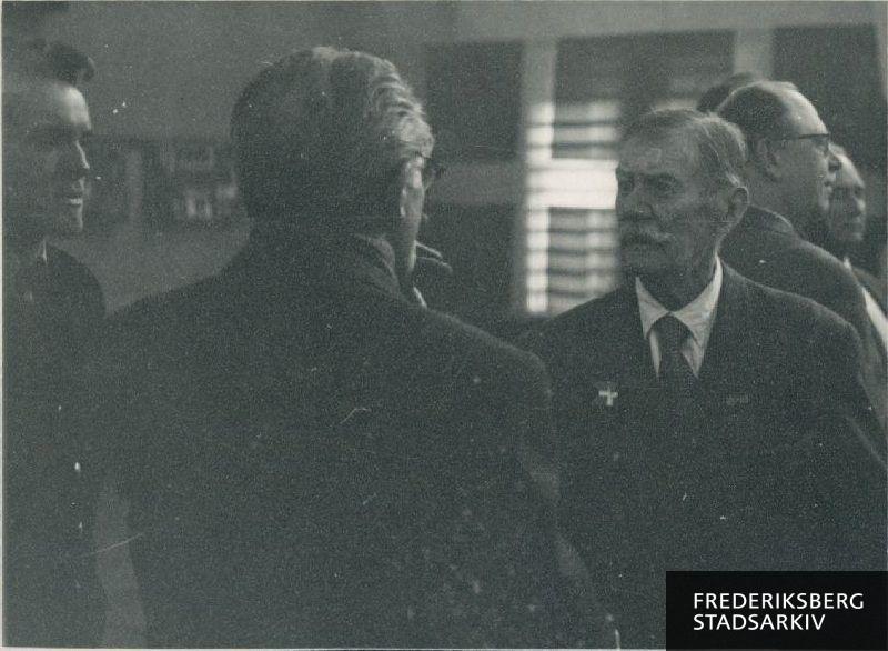 Fra venstre ses brandmand nr. 89 Frede Jensen, pensioneret brandmand Harry Hansen kaldet 'Rødovre' og pensioneret brandmand Selsted. Anledningen er dagen for brandstationens 25 års-jubilæum.