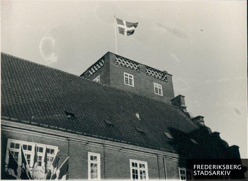 Brandstationen på Howitzvej med Dannebrogs-flag vajende fra tårnet i anledning af stationens 25 år-jubilæum.