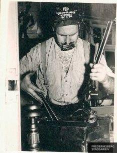 Noget bliver fikset med store nøgler på en ellers våd nytårsvagt på brandstationen i 1957.