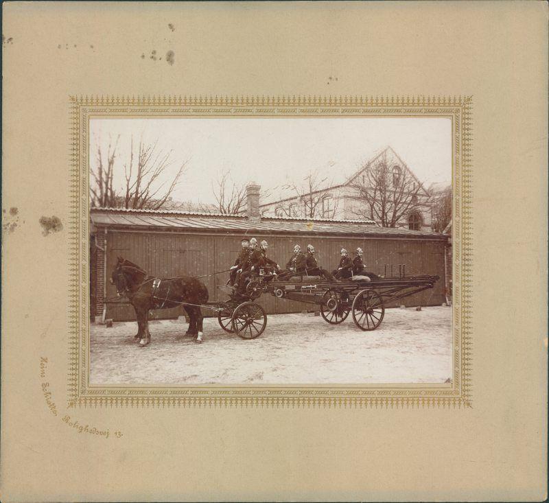 Brandstationen ved Falkoner Allé 7, 1894.Billedet viser en stigevogn med brandfolk og forspændte heste i brandstationens gård bag det gamle rådhus i Falkoner Allé 7. Brandstationen havde til huse her i perioden 1886-1932.