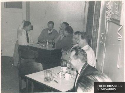 Der holdes nytårsfest på brandstationen i 1959. Fra venstre ses Heinrich Dunker, Axel Svensson, Jørgen Jensen, Aage Wessing, Frans Boll, Kurt Nielsen og Erik Kolding. Der er kommet fadøl på bordene.