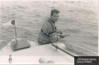 Nr. 109 Per Jacobsen på forstavnen af brandfolkenes båd, Søbjørn, under en fisketur i Øresund.