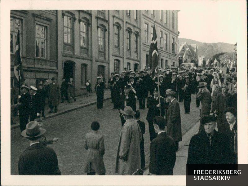 Frederiksberg brandvæsens musikforening i parade med den norske ditto gennem Bergen by i anledning af den norske nationaldag.