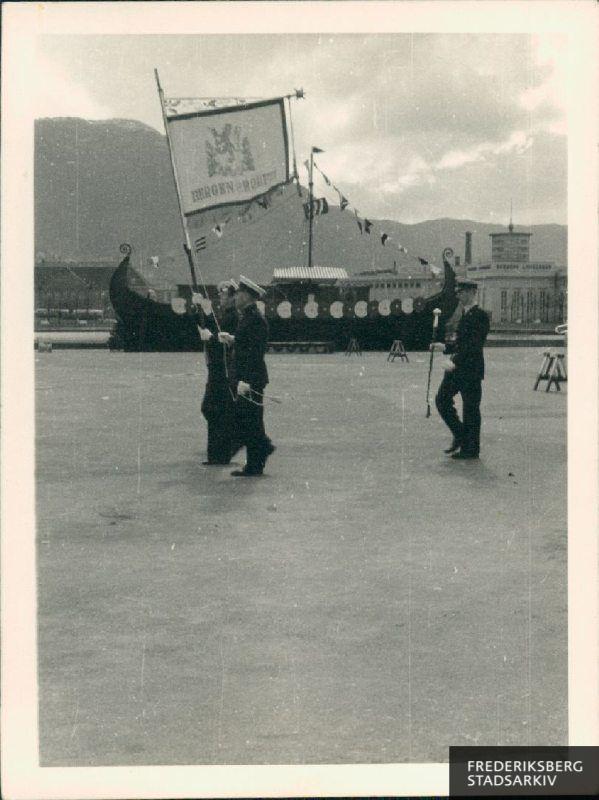 Bergens Politi med banner foran et vikingeskib. De er angiveligt en del af paraden gennem Bergen by, med deltagelse fra det danske og norske brandkorps musikforeninger i anledning af den norske nationaldag.