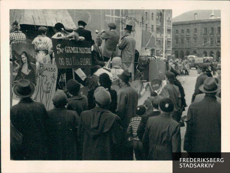 Parade gennem Bergen på den norske nationaldag, hvor Frederiksberg og Bergens brandvæsens musikforeninger deltog.