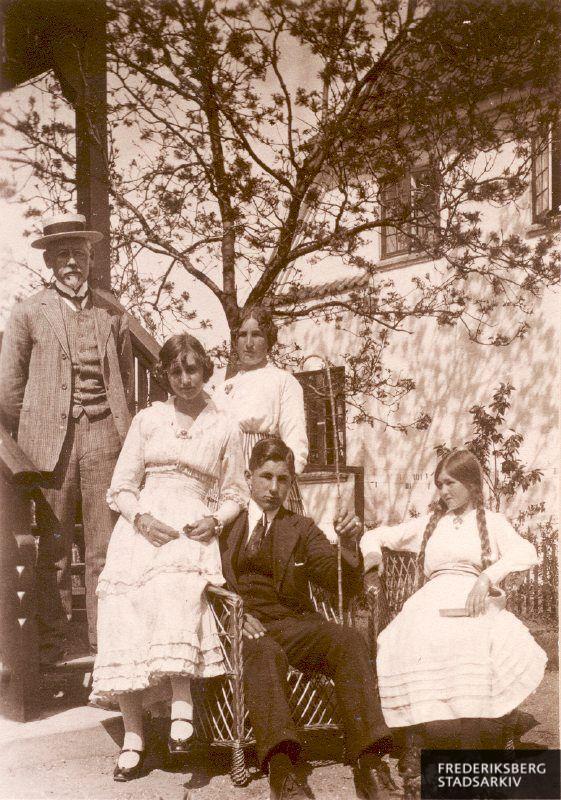 Sommetider bue blur Fra venstre ses Christen Stenbo med sin kone Maria Strauss Stenbo og  imellem dem datteren Else