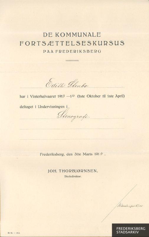 Kursusbevis eller eksamensbevis i stenografi for Edith Stenbo (1896-1988) fra Det kommunale Fortsættelseskursus paa Frederiksberg. Et foto fra undervisningen findes med billednr.: 2/1-457. Edith Stenbo boede under kurset på Molktesvej 5 og havde tidligere boet på Maglekildevej 13A st. med sin familie. Hun blev i 1920 gift Bechshøft. Foto er givet af hendes datter, Karin Larsen f. Bechshøft